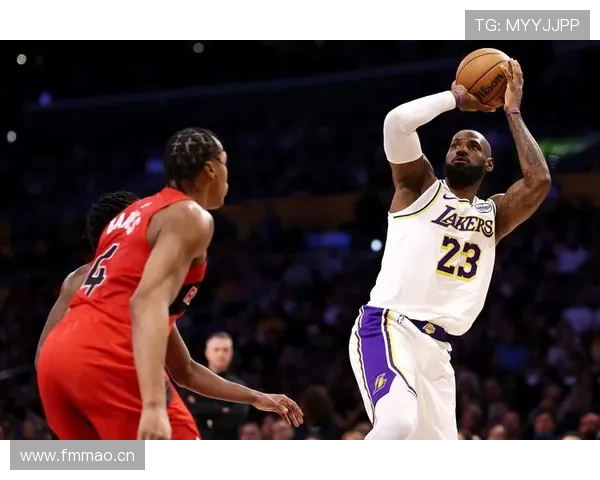 詹姆斯领军湖人逆转获胜，展现出持续提升的比赛阅读能力