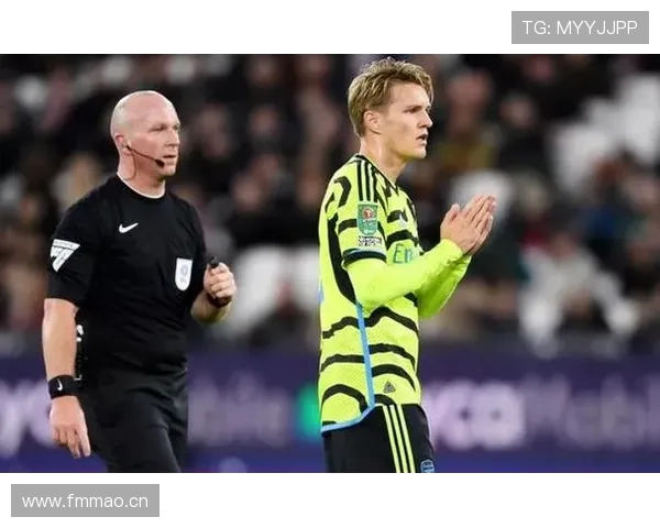 特罗萨德伪9号与边锋角色切换的战术多样性解析 特罗萨德伪9号与边锋角色切换的战术多样性解析